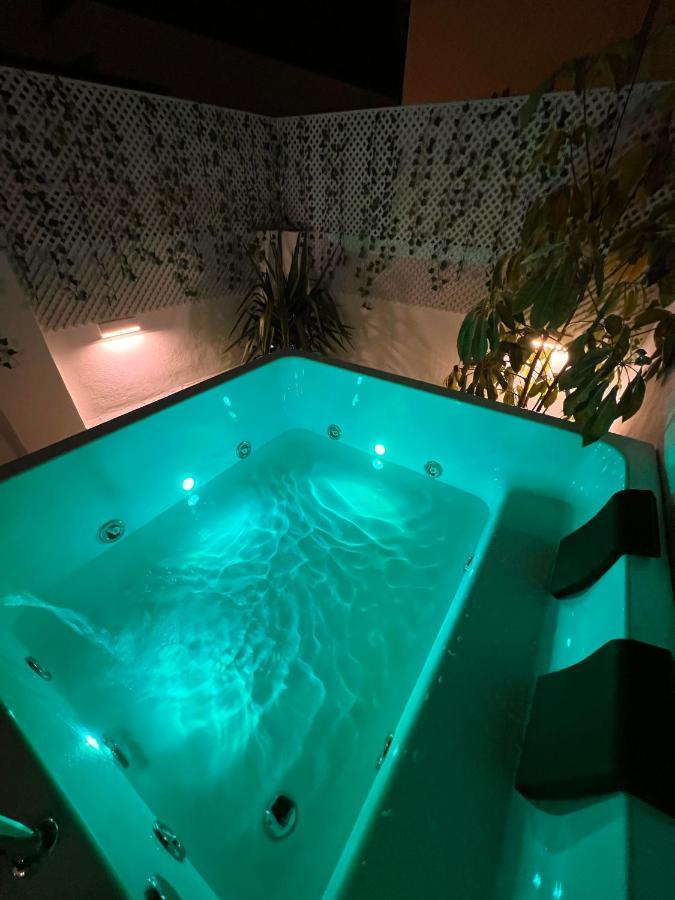 Downtown Apartment With Private Terrace & Jacuzzi Seville Ngoại thất bức ảnh
